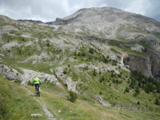 discesa in un ambiente spettacolare  di fronte al Monte Seguret