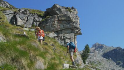 Un passaggio sulla traccia, sullo sfondo la Becca di Vlou