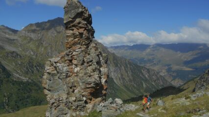 Il caratteristico monolite che si incontra salendo dal vallone di Mascognaz