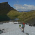 Dopo il lago si incontra qualche nevaio