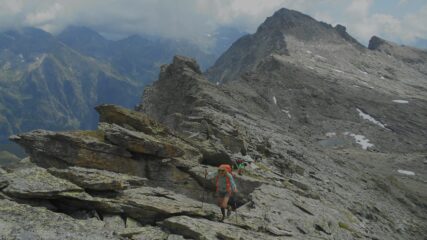 Salendo sulla Gran Cima, sullo sfondo il Corno Vitello