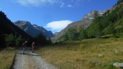 sulla stradina, con la Tour Ponton lontanissima...