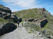 breve discesa verso il colletto con le casermette militari