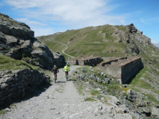 breve discesa verso il colletto con le casermette militari