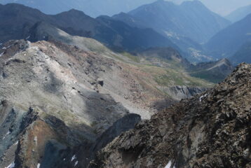Dalla vetta: la cresta per la Gran Rossa-Cima Piana a sinistra e gli alpeggi di Raty in basso
