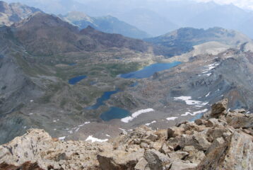 Dalla vetta: l’alto Vallone di Champdepraz e i suoi laghi, con la cresta per il M. Avic (sx) e per la Cima Piana (dx)