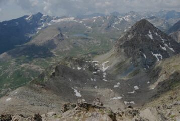 Dalla vetta, con gli indesiderati chiaro-scuri per la nuvolosità: Rosa dei Banchi e cresta Valsoana (sullo sfondo), Miserin, Mont Delà e Col Fussy con la via di salita