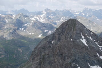 Dalla vetta: vista verso Bec Costazza, Finestra di Champorcher e Vallone dell’Urtier