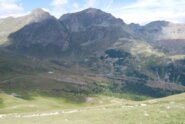  Visti scendendo dalla Cimetta Rossa: Dondena, il rifugio, Mont Delà e Glacier e la partenza del sentiero 9C