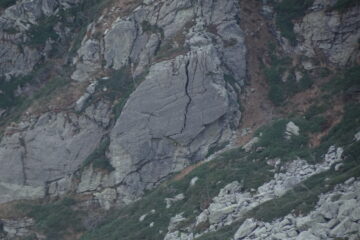 La Fessura della Balma vista dal pianoro sottostante