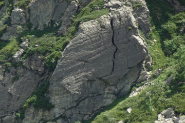 La Fessura della Balma vista dal Rifugio della Balma, è visibile il cordone lasciato in sosta per la calata