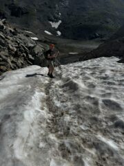 Sull'unico nevaio rimasto sull'itinerario (foto F. Maso).