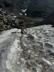 Sull'unico nevaio rimasto sull'itinerario (foto F. Maso).