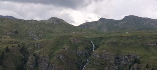 Scendendo sulla poderale, in mezzo il Colle Palasina, a dx la Punta 