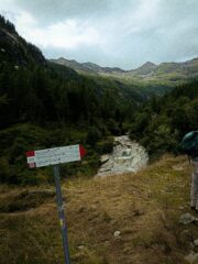 Il bivio da cui inizia la rampa erbosa