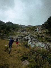 La rampa erbosa che costeggia la bella cascata