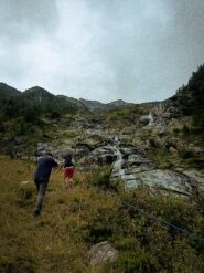 La rampa erbosa che costeggia la bella cascata