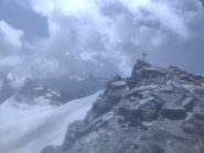 La croce a circa metà cresta
