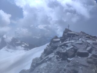 La croce a circa metà cresta