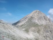 Il passo dell'Orso con il bivacco Blanchetti, sovrastati dalla mole della Grand'Hoche.