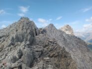 Finalmente sulla cresta sommitale. Da sx, l'antecima della Grand'Hoche, la Grand'Hoche e la guglia d'Harbour: non c'è da preoccuparsi, si passa comodamente dietro tutte e tre!