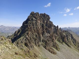 Il castello del Monte Peiron con a sx la cresta di salita 