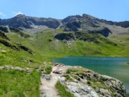 Lac Cordes con sullo sfondo le due punte con il lungo crestone di collegamento