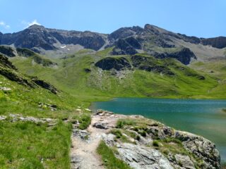 Lac Cordes con sullo sfondo le due punte con il lungo crestone di collegamento