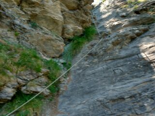 il facile attrezzato evitabile con facile sentierino esposto sulla dx salendo (X rosso e bianco su pietrone)