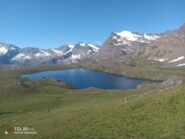 Vista sul lago Basset dalla mulattiera di salita.