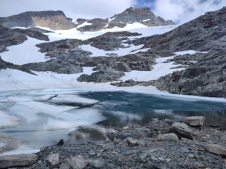 Laghetto glaciale sul percorso per l'Uja di Ciamarella. Sullo sfondo, al centro la Piccola Ciamarella e, sulla sx, la Punta Chalanson.