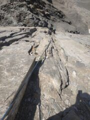 lo zoccolo,  placca appoggiata con molti detriti