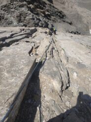 lo zoccolo,  placca appoggiata con molti detriti