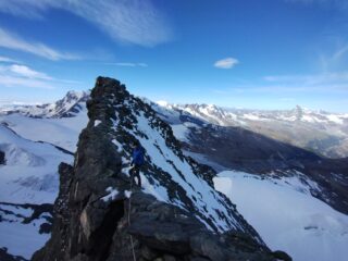 La parte finale sotto al vetta, aerea ma facile e priva di neve 