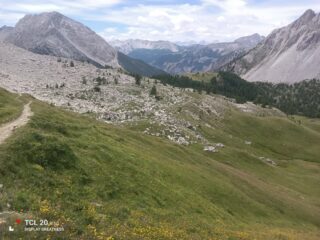 Scendendo verso il col des Acles.