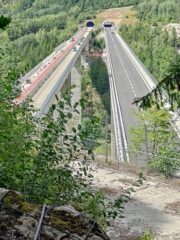 Il sentiero passa sopra il viadotto dell autostrada 