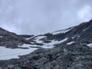 Salendo verso lo scivolo (a sx) che immette sulla parte finale della cresta.