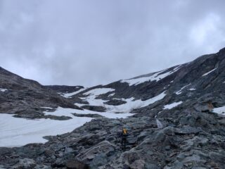 Salendo verso lo scivolo (a sx) che immette sulla parte finale della cresta.
