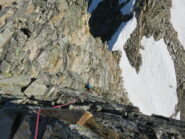 Primo tratto di cresta, sullo sfondo la sella nevosa dove esce il canale