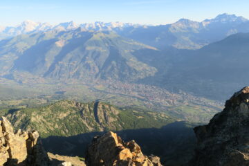 vista verso Aosta dalla Becca di Nona, sullo sfondo dal Monte Bianco al Grand Combin