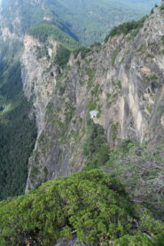 l'eremo incastonato nella roccia