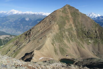 in salita sopra il bivacco la vista spazia dal Bianco al Combin passando per la Becca di Nona