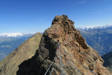 i miei 2 compagni di avventura si accingono ad attraversare il ponte tibetano