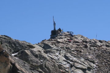 il tizio con la bici sulla cima!!!!
