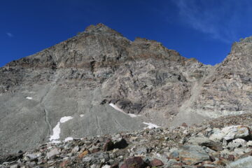 sulla destra il canalino che porta al colletto per poi salire la cresta Nord del Tournalin