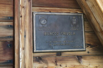 la targa ricordo del bivacco