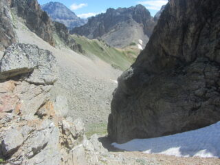 Il col du Vallon visto quasi dal culmine del canale (il canalino con neve che si vede non è quello da me salito).