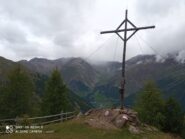 Cima e sul fondo uno scorcio del lago di Vernago