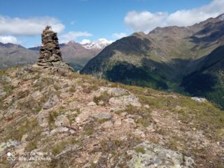 il grosso ometto che segna la deviazione per il Nock