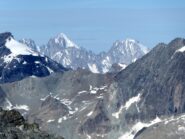 Zoomata dalla cima. Da dx: Aig. d'Argentiere, Aig. Verte e Droites.